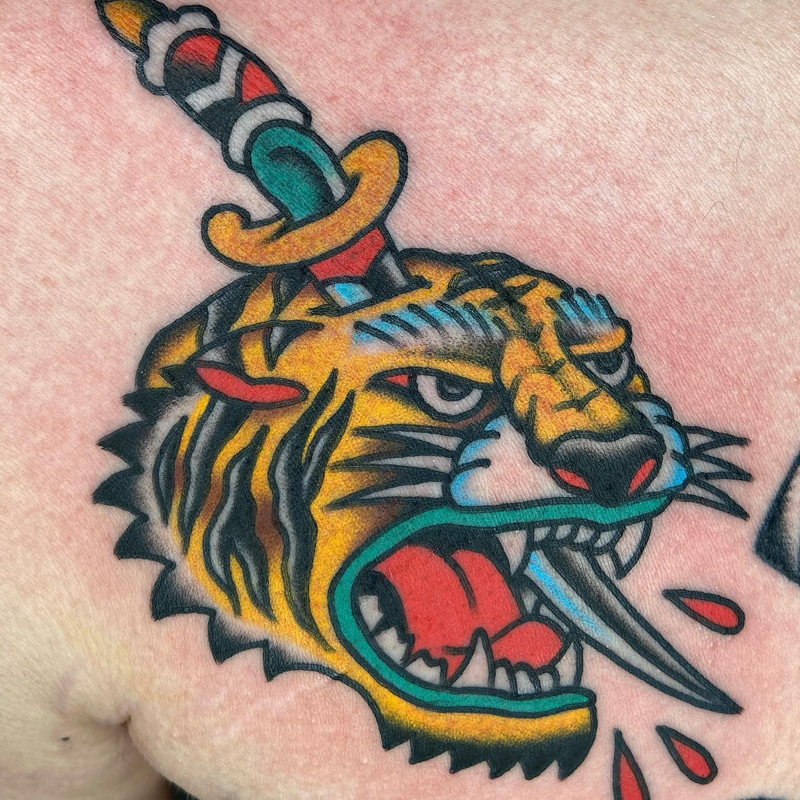 tiger med svärd tatuering