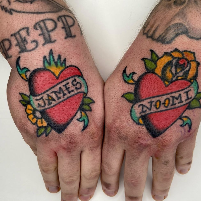 hjärtan på hand tatuering